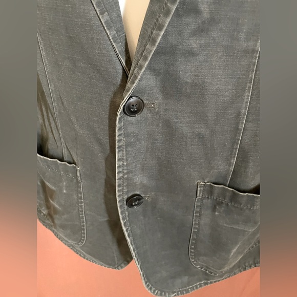Gap XS jean jacket in an aged look. Two button closure & two front deep pockets. - Picture 2 of 11